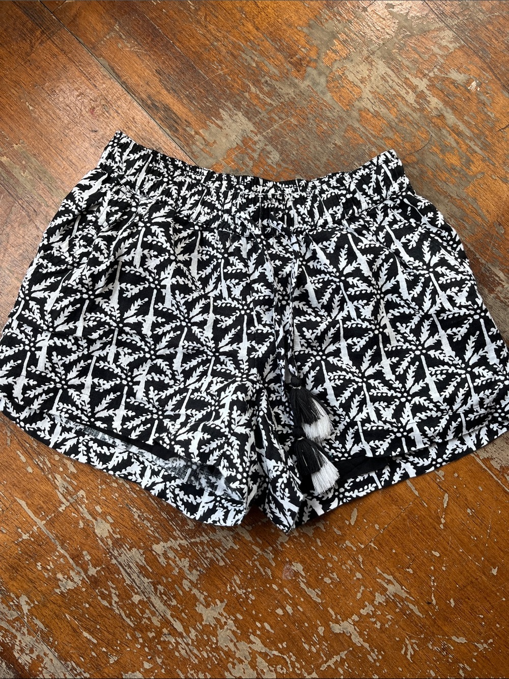 Vineyard Vines Black & White Botanical Tassel Shorts